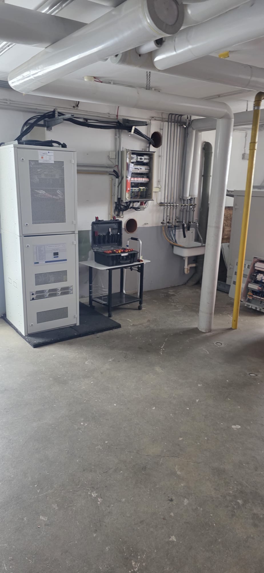 Elektroinstallationen in einer Industriehalle