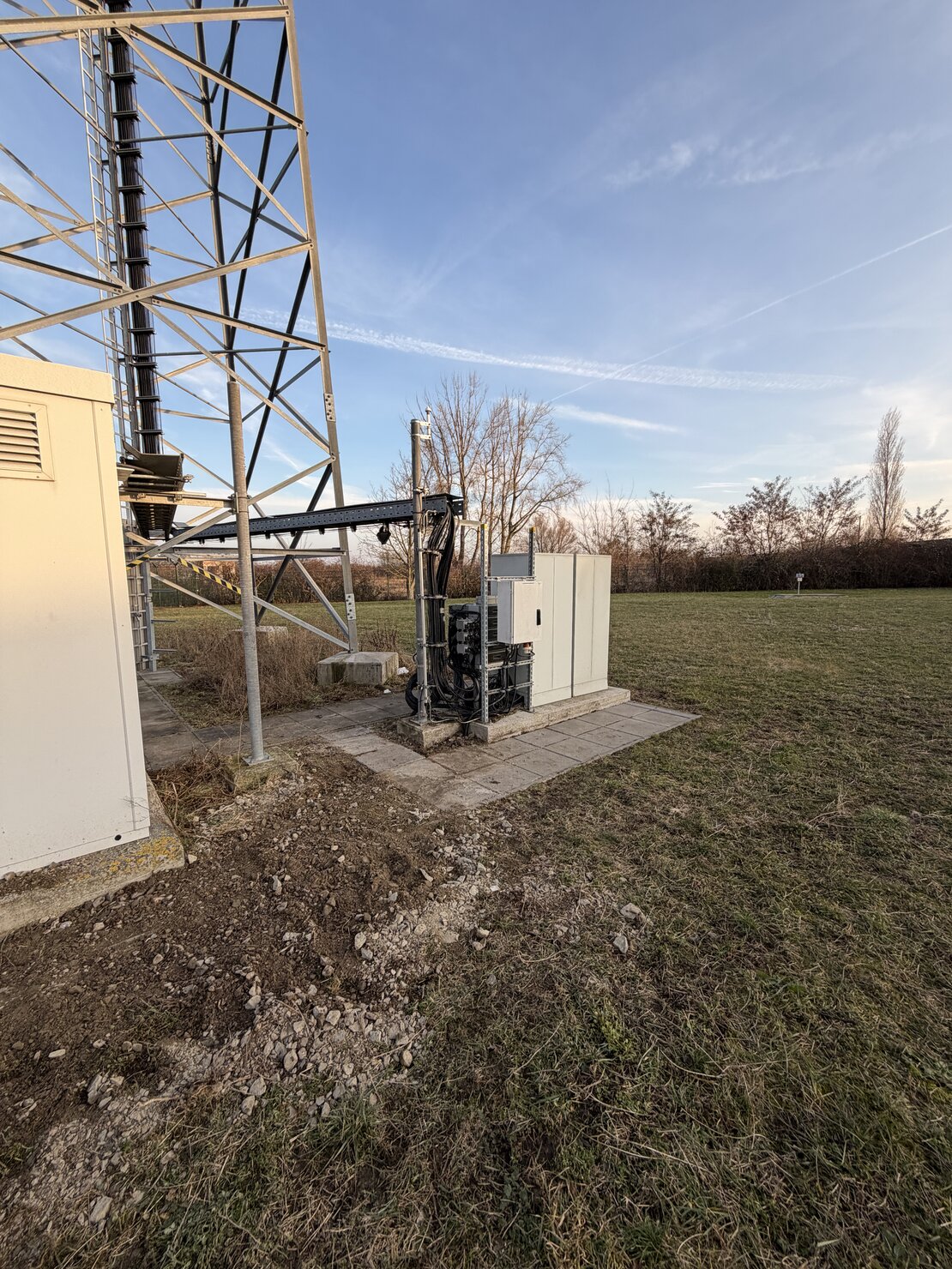 Techniker bei der Wartung einer Telekommunikationsanlage